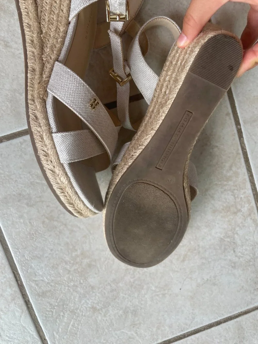 Tommy Hilfiger womens beige espadrille platform heels open toe strappy wedge 9